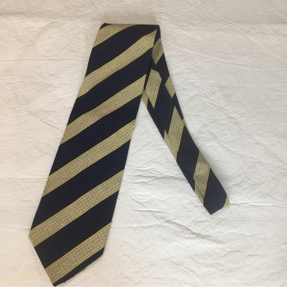 Giorgio Armani Classico Blue Yellow Striped Tie Italy 56 x 3.75 Silk Tie Elegant